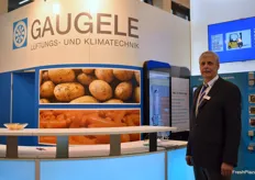 Reimer Wiborg der Firma Gaugele präsentiert die neue App zur Steuerung der vollständigen Klimatechnik während der Lagerung von Frischeprodukten. 